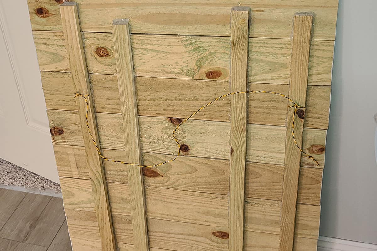 Hanging method for DIY pallet sign.